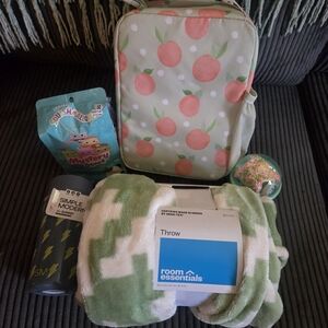 Room Essentials Green and White Throw Blanket